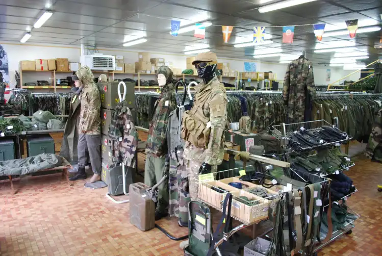 Equipement militaire : vêtements, matériels, rangers